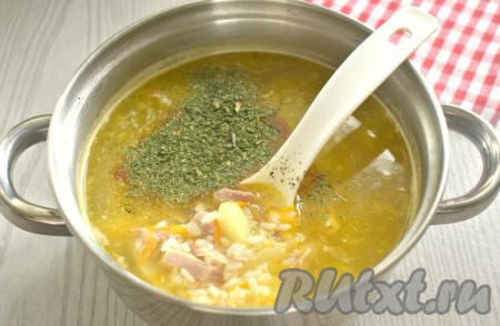 В конце приготовления в суп добавляем зелень (я использовала сушёную), перчим. Перемешиваем суп, доводим до кипения и выключаем огонь.