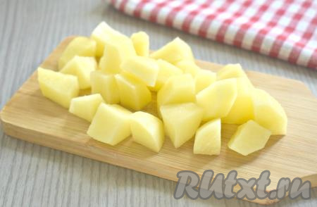 Рис промываем водой, лишнюю воду сливаем. В кастрюле доводим до кипения 1,5-2 литра воды. Лук, картошку и морковку очищаем. В кастрюлю с закипевшей водой выкладываем картошку, нарезанную на средние кубики.