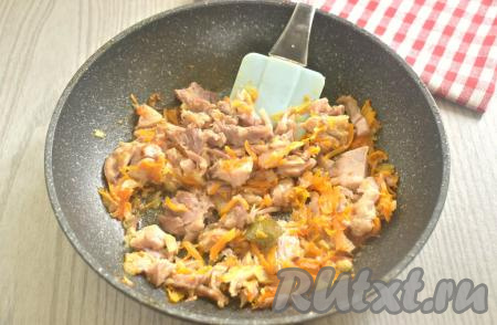 Обжариваем тушёнку с овощами 5 минут, периодически перемешивая.