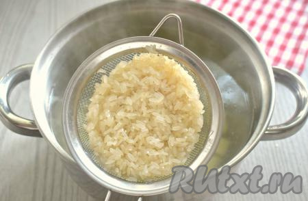 Вслед за картофелем добавляем в кастрюлю промытый рис, даём закипеть и варим на небольшом огне 15 минут.