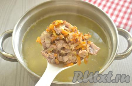 После того как рис с картошкой проварятся 15 минут, добавляем в кастрюлю тушёнку с овощами со сковороды, перемешиваем, даём закипеть, солим и варим рисовый суп с тушёнкой на небольшом огне 5-7 минут.