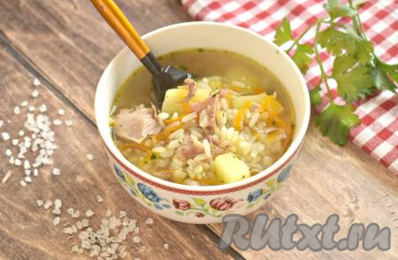 Суп, приготовленный с тушёнкой и рисом, получился в меру густым, наваристым и очень вкусным, разливаем его по тарелкам и подаём к столу. Это простое блюдо отлично разнообразит повседневное меню!