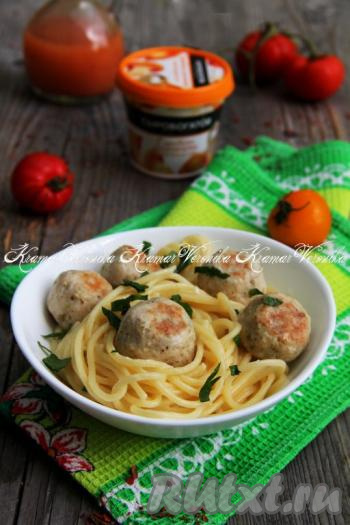 Снять сковороду с огня, разложить фрикадельки со спагетти (или с другим гарниром) и сырным соусом по тарелкам, сразу подать к столу. Блюдо, несмотря на простоту приготовления, получается и аппетитным, и сытным, и вкусным, оно отлично разнообразит меню в будний день.