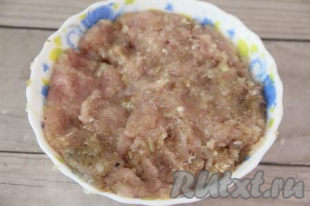Хорошо вымесить фарш со специями и луком.