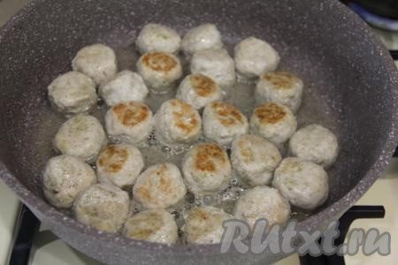 Фрикадельки обжарить на среднем огне в течение 10 минут (до подрумянивания) со всех сторон.