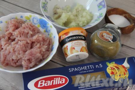 Подготовить продукты для приготовления фрикаделек в сырном соусе на сковороде. Пропустить через мясорубку кусочки мяса (у меня - куриное филе) и очищенную луковицу.