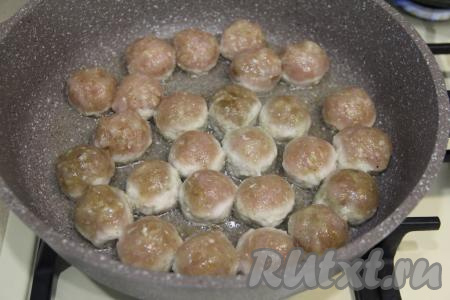 В сковороду влить масло и хорошо прогреть его. Сформировать из фарша небольшие фрикадельки (ориентировочно размером с грецкий орех), выложить их в хорошо разогревшуюся сковороду в один слой.