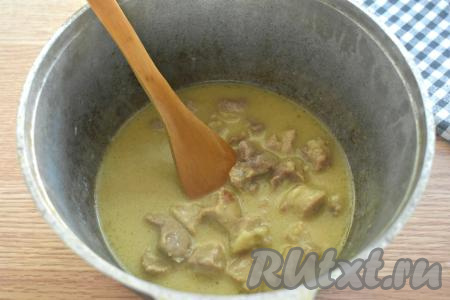 Тушим гуляш в сметанном соусе 25-30 минут (до мягкости свинины).