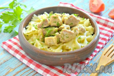 Гуляш из свинины  можно подать практически к любому гарниру, поливая сметанным соусом, в котором тушилось мясо. На этот раз я подала с макаронами, получилось очень вкусно, сытно и аппетитно.