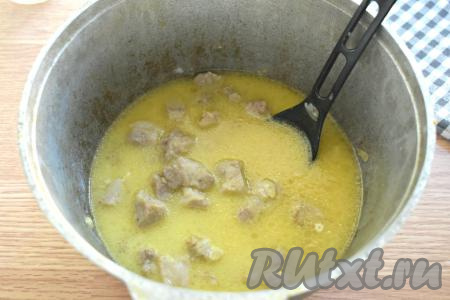 Вливаем 250 миллилитров тёплой кипячёной воды, хорошо перемешиваем, даём закипеть получившемуся сметанному соусу, накрываем крышкой и убавляем огонь до минимума.