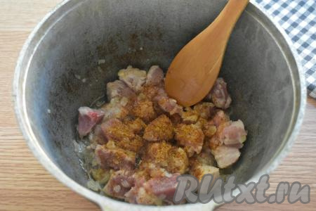 Сразу солим, добавляем приправу для мяса (или свои любимые специи), перемешиваем.