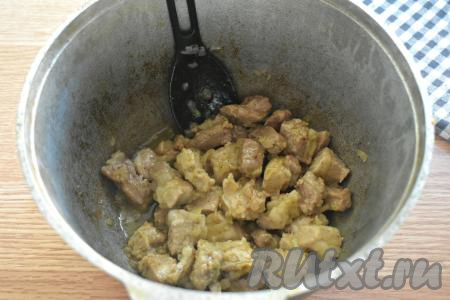 Обжариваем свинину с луком на огне чуть выше среднего, иногда перемешивая, примерно 10-15 минут. 