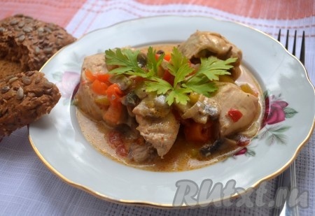 Курица с грибами и овощами