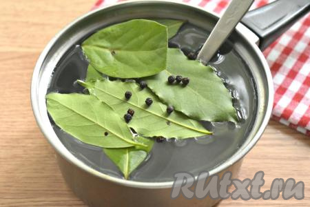 Следом в воду добавляем лавровые листья и горошины чёрного перца.