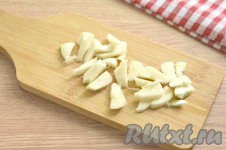 Очищаем чеснок и нарезаем его на крупные пластины.