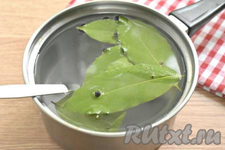 Тщательно перемешиваем получившийся рассол, чтобы соль растворилась.