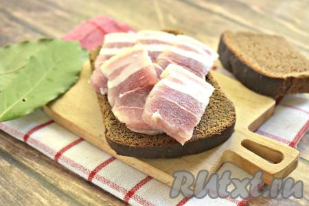 В дальнейшем достаём вкусную, пикантную грудинку из морозилки, немного её размораживаем, нарезаем на тонкие кусочки. Подмороженное сало отлично режется. Нарезанную грудинку перекладываем на блюдо и подаём в качестве закуски к столу. А какой вкусный бутерброд получается, если выложить кусочки солёной грудинки на ломоть чёрного хлеба! Всем советую засолить свиную грудинку в рассоле по этому рецепту и насладиться вкусом и ароматом сала с аппетитными прослойками мяса.