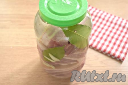 Заливаем грудинку рассолом (сало должно быть полностью покрыто рассолом), банку закрываем крышкой и оставляем при комнатной температуре на 2 дня. На банку с грудинкой не должны попадать солнечные лучи. Затем банку убираем в холодильник на 3 дня.