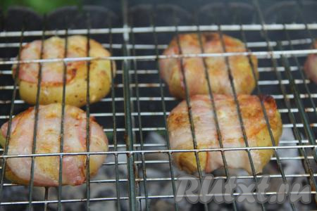 Жарить картофель минут 10, используя&nbsp;только жар углей. Во время жарки решётку нужно часто переворачивать, чтобы картошка равномерно запеклась в беконе.