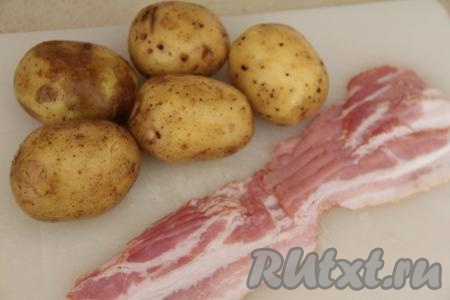 Я использовала картошку среднего размера. Картошку тщательно вымыть, так как будем готовить её в кожуре, обсушить.