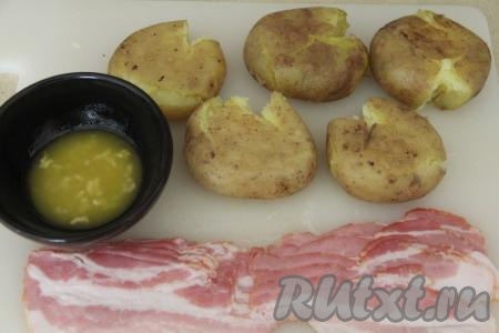 Пока готовится картошка, сделаем ароматное масло. Для этого сливочное масло нужно&nbsp; растопить, добавить к нему пропущенный через пресс чеснок, перемешать. Готовую картошку аккуратно достать из пакета, выложить на разделочную доску и немного примять толкушкой, как на фото.