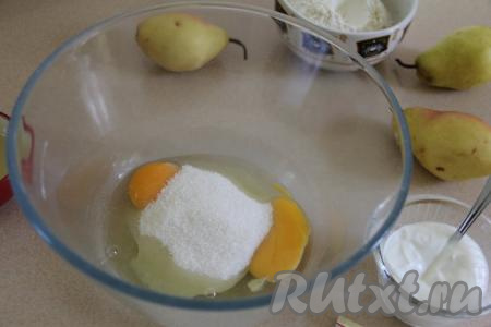 Соединить в миске яйца с сахаром и взбить миксером на высокой скорости в течение 5 минут (до побеления и увеличения массы в объёме).