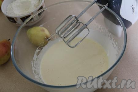 Масса получится очень пышной и светлой, влить в неё растительное масло, добавить сметану, перемешать миксером до однородности (буквально в течение 1 минуты).