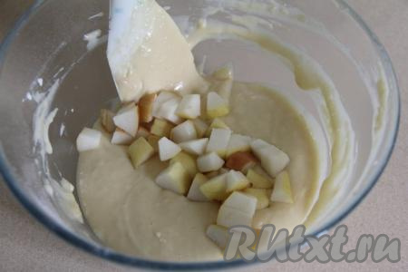 Вымытые груши нарезать на кусочки размером примерно 1 на 1 сантиметр, вырезая семенную коробку с семечками. Добавить в тесто кусочки груш, перемешать.