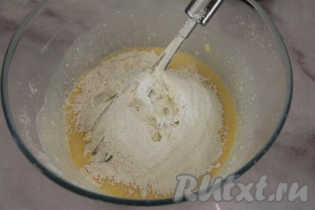 Всыпать разрыхлитель и соду, гашёную лимонным соком (или уксусом), добавить просеянную муку.