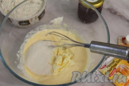 В смесь из сметаны и яиц добавить размягчённое сливочное масло, соль и сахар, перемешать массу венчиком.