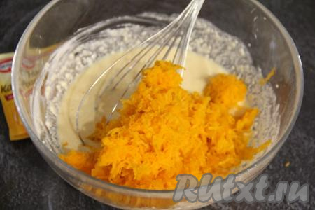 Добавить натёртую тыкву в творожную массу и перемешать венчиком.