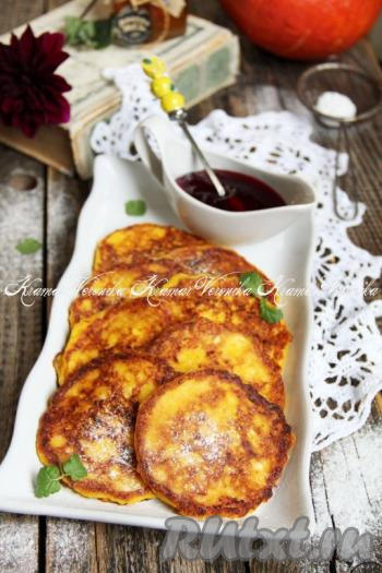 Готовые оладушки переложить со сковороды на тарелку. Периодически перемешивая тесто, приготовить все яркие, аппетитные оладьи из тыквы с творогом. Из указанного количества ингредиентов получается 10-12 солнечных, вкусных оладушек, к столу подаём их с джемом, мёдом или со сметаной.