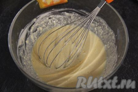 В получившуюся творожную массу влить растительное масло и перемешать венчиком.