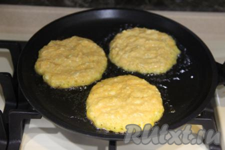В сковороду влить немного масла, хорошо разогреть. Затем выкладывать на сковороду по 1 столовой ложке творожно-тыквенного теста в виде круглых оладий, жарить до золотистости с двух сторон на среднем огне.