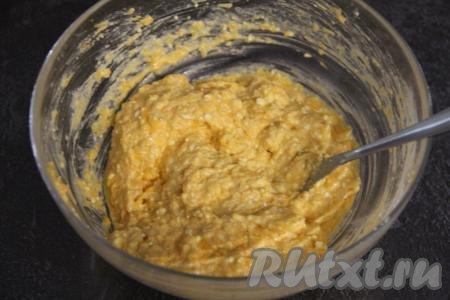 Перемешать творожно-тыквенное тесто ложкой, оно получится в меру густым.&nbsp;