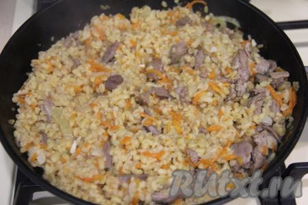 Готовый булгур с печенью перемешать.