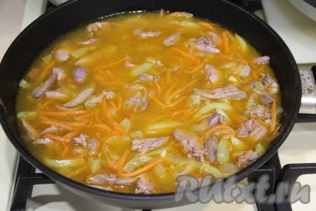 Влить горячую воду, перемешать. Довести до кипения, убавить огонь до минимума. Накрыть сковороду крышкой и готовить куриную печень с булгуром примерно 20 минут (до полного испарения воды).&nbsp;