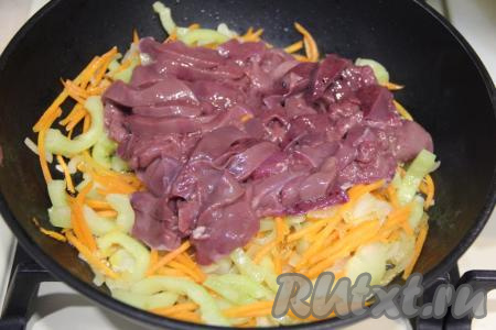 Куриную печень промыть водой, нарезать на брусочки и добавить в сковороду с овощами, перемешать.