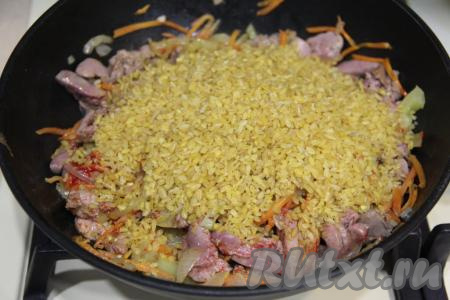 Всыпать булгур в сковороду.&nbsp;