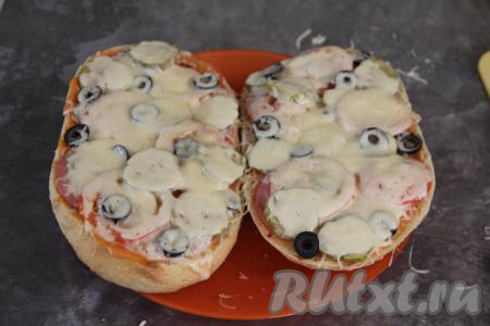 Поставить тарелку с пиццей на батоне в микроволновку и запекать 4-5 минут при максимальной мощности (мощность моей микроволновки 850 Ватт).&nbsp;