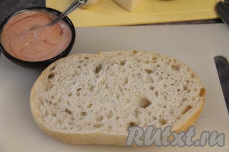 Батон разрезать вдоль на две части.