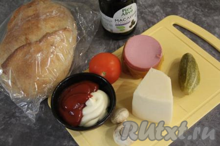 Подготовить продукты для приготовления пиццы на батоне в микроволновке. В небольшой ёмкости соединить майонез и кетчуп, перемешать. Помидор и шампиньон вымыть.