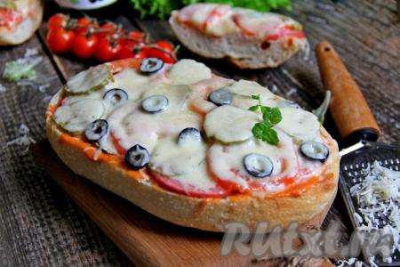 Нежную, вкусную, аппетитную пиццу достать из микроволновки и горячей подать к столу. Вот так достаточно быстро и просто из батона можно приготовить отличный перекус для себя и своих близких!