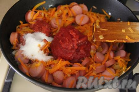 Добавить томатную пасту, соль, специи (у меня - паприка), хорошо перемешать.