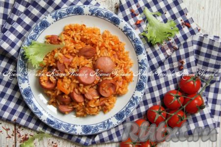 Разложить рис с сосисками со сковороды по тарелкам и в горячем виде аппетитное, очень вкусное и сытное блюдо подать к столу.