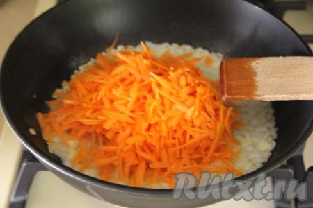 К обжаренному луку добавить морковку, натёртую на крупной тёрке, перемешать и обжаривать овощи минут 5, иногда помешивая.