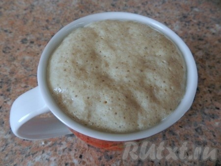 В теплом молоке размешать сахар и соль до растворения, всыпать дрожжи, перемешать и оставить в теплом месте на 15-20 минут. На поверхности должна образоваться "шапочка".