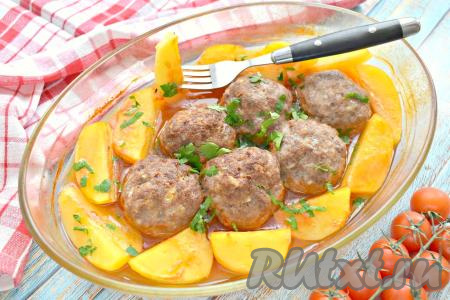 Достаём форму из духовки. Сочные, вкусные котлеты вместе с мягкими, аппетитными дольками картошки и томатным соусом раскладываем по тарелкам, по желанию, украшаем нарезанной зеленью и подаём к столу. Уверена, это сытное и вкусное блюдо понравится всей семье!