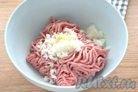 Для получения фарша пропускаем кусочки мяса через мясорубку (или берём покупной фарш). Выкладываем фарш в объёмную миску, добавляем к нему мелко нарезанный (или пропущенный через мясорубку) лук и пропущенный через пресс чеснок.