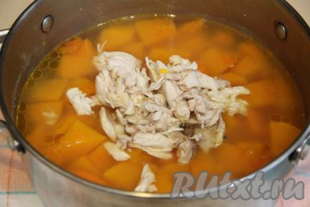 Вернуть мясо в кастрюлю, дать закипеть, убрать с огня.